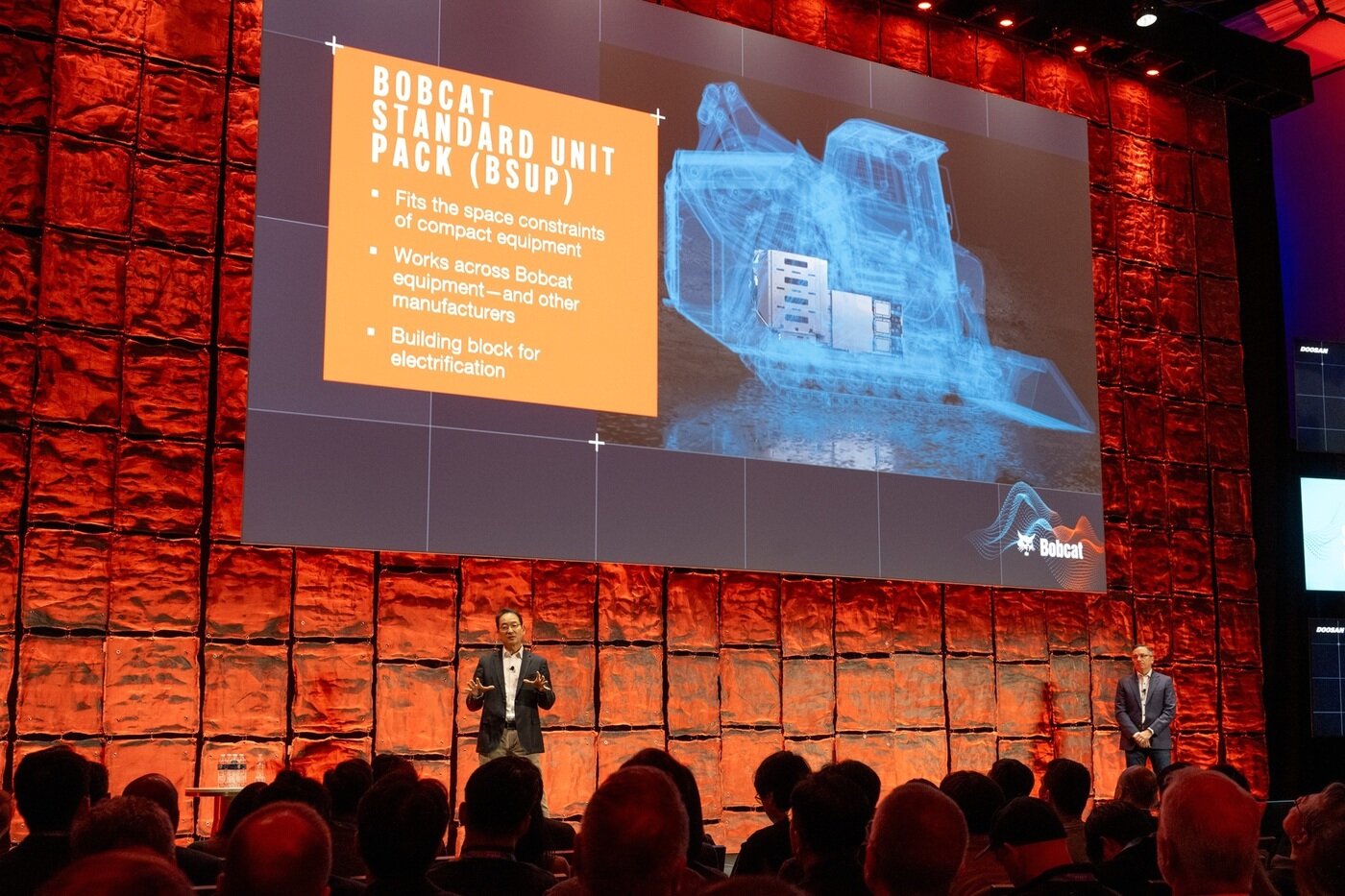 본문 이미지 - 스캇 박 두산밥캣 대표(왼쪽)가 5일(미국 현지시간) CES 2026 미디어데이에서 밥캣의 표준 배터리팩에 대한 설명을 하고 있다.(두산밥캣 제공)