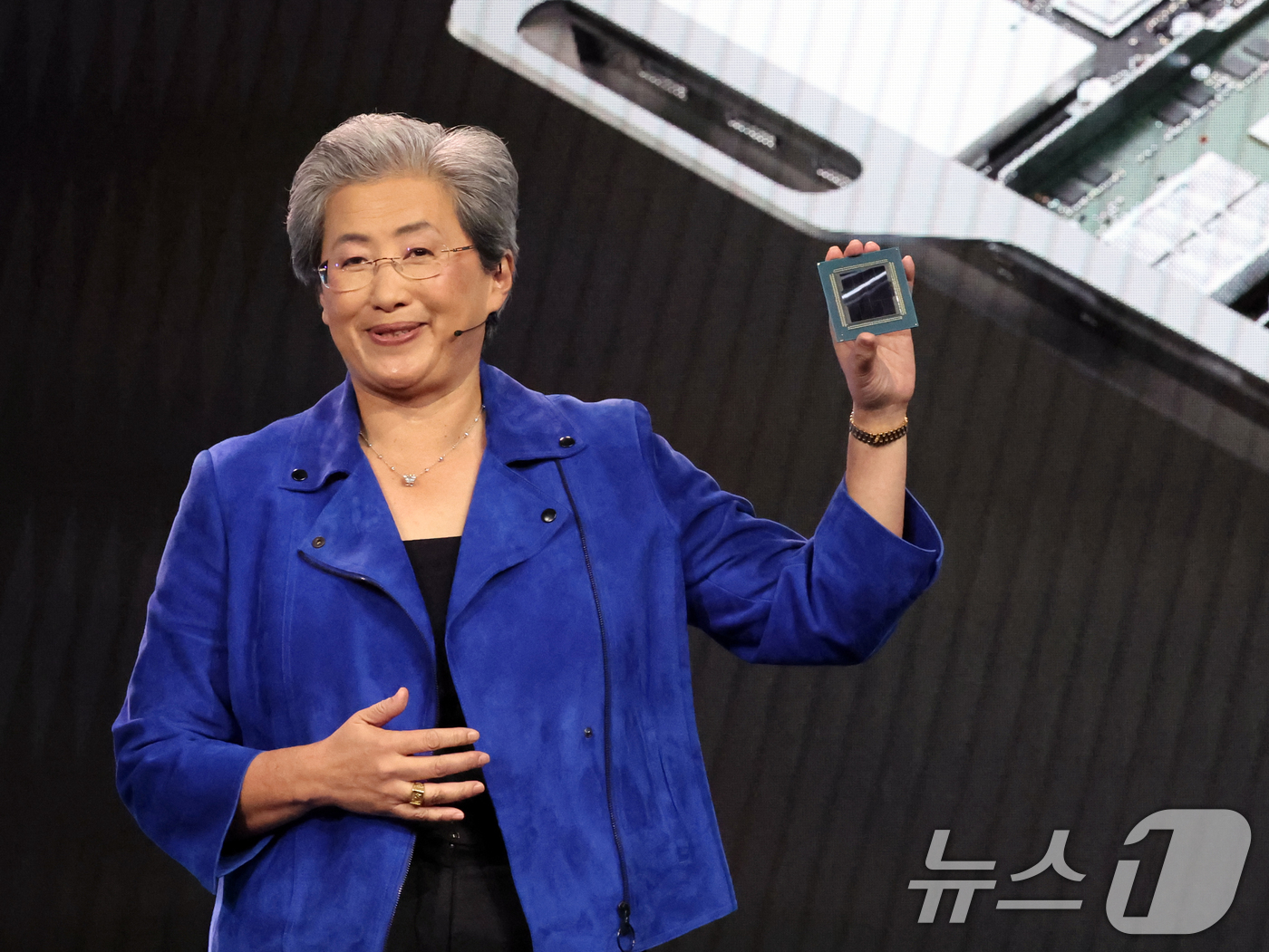 (라스베이거스=뉴스1) 황기선 기자 = 리사 수 AMD 최고경영자(CEO)가 5일(현지시간) 미국 네바다주 라스베이거스 베네치안 호텔에서 'CES 2026 개막 기조연설' 중 신제 …