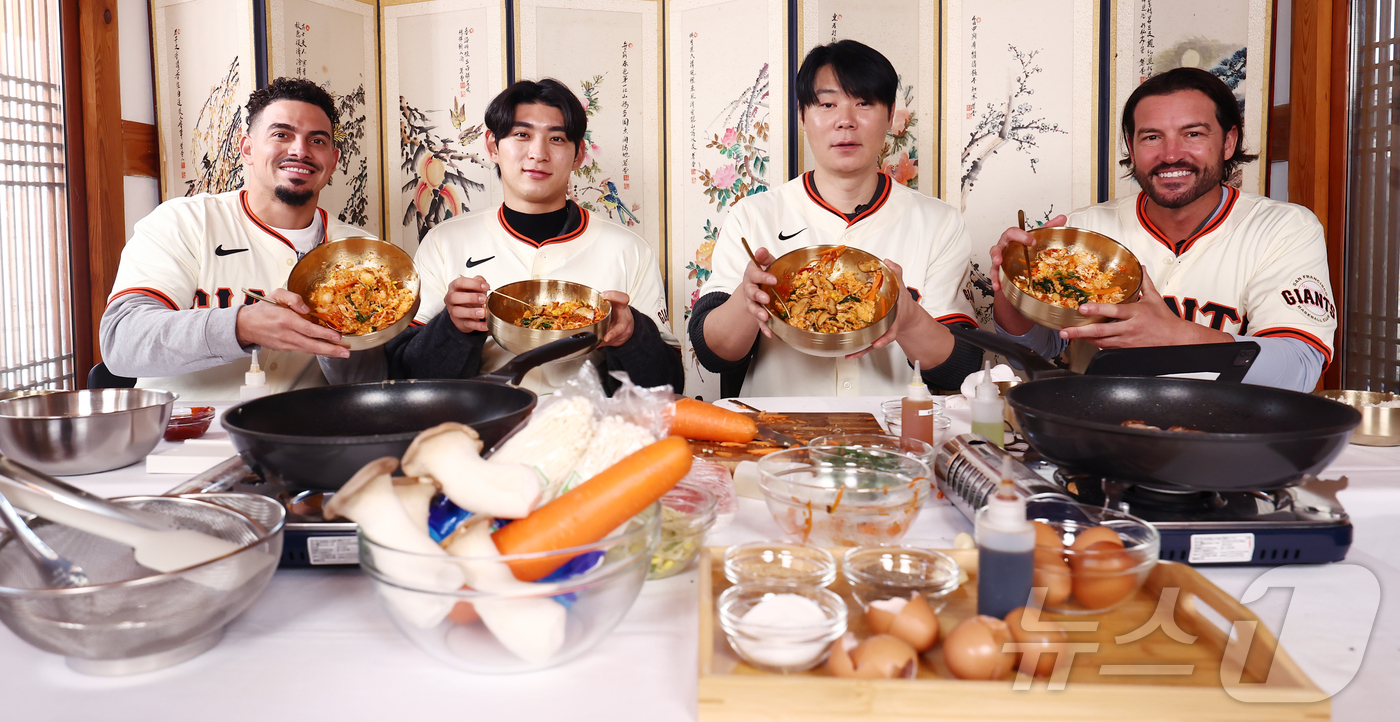 (서울=뉴스1) 김민지 기자 = 미국 프로야구 메이저리그(MLB) 샌프란시스코 자이언츠 이정후와 토니 바이텔로 감독, 윌리 아다메스가 6일 서울 종로구 한옥에서 한국 문화 체험의 …