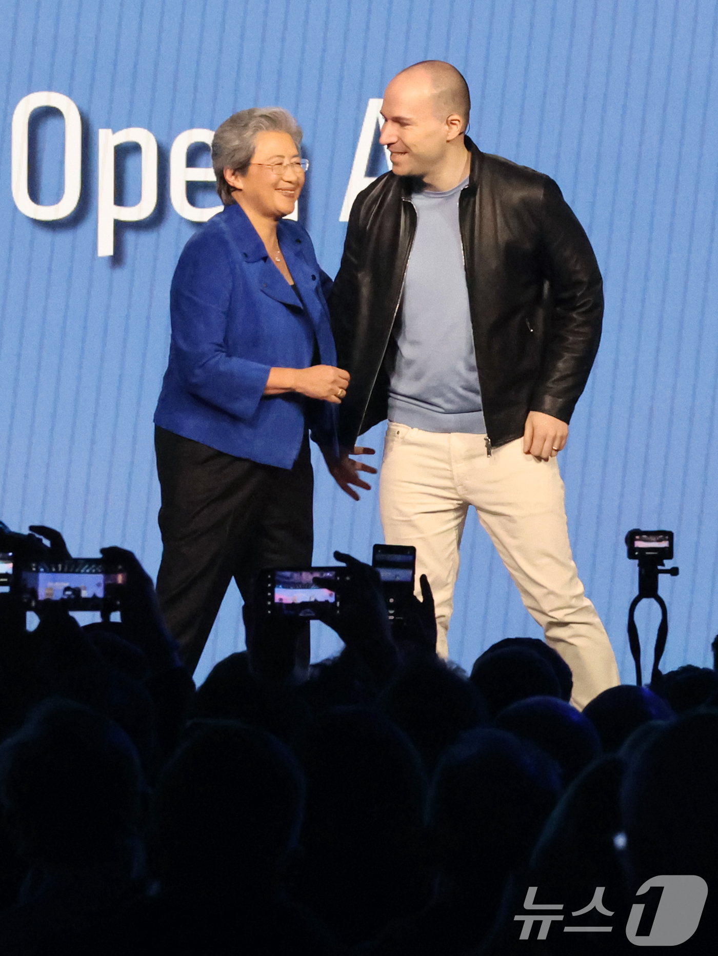 (라스베이거스=뉴스1) 황기선 기자 = 리사 수 AMD 최고경영자(CEO)가 5일(현지시간) 미국 네바다주 라스베이거스 베네치안 호텔에서 'CES 2026 개막 기조연설' 중 그렉 …