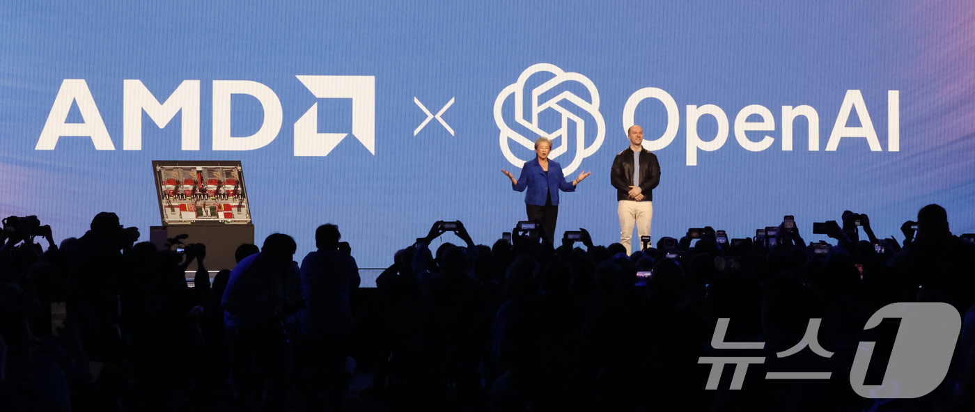 (라스베이거스=뉴스1) 황기선 기자 = 리사 수 AMD 최고경영자(CEO)가 5일(현지시간) 미국 네바다주 라스베이거스 베네치안 호텔에서 'CES 2026 개막 기조연설' 중 그렉 …