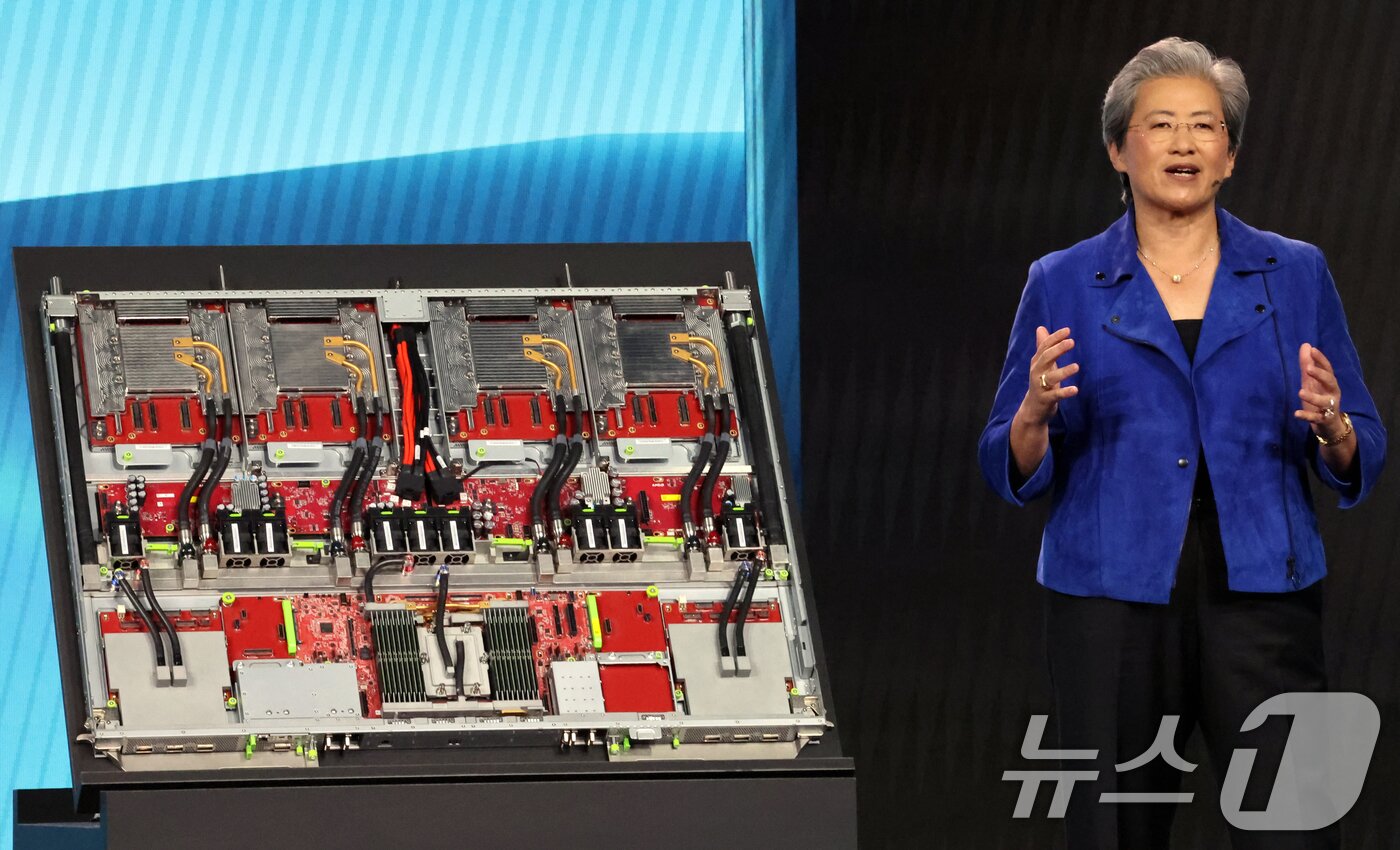 본문 이미지 - 리사 수 AMD 최고경영자(CEO)가 5일(현지시간) 미국 네바다주 라스베이거스 베네치안 호텔에서 'CES 2026 개막 기조연설'을 하고 있다. 2026.1.6/뉴스1 ⓒ News1 황기선 기자