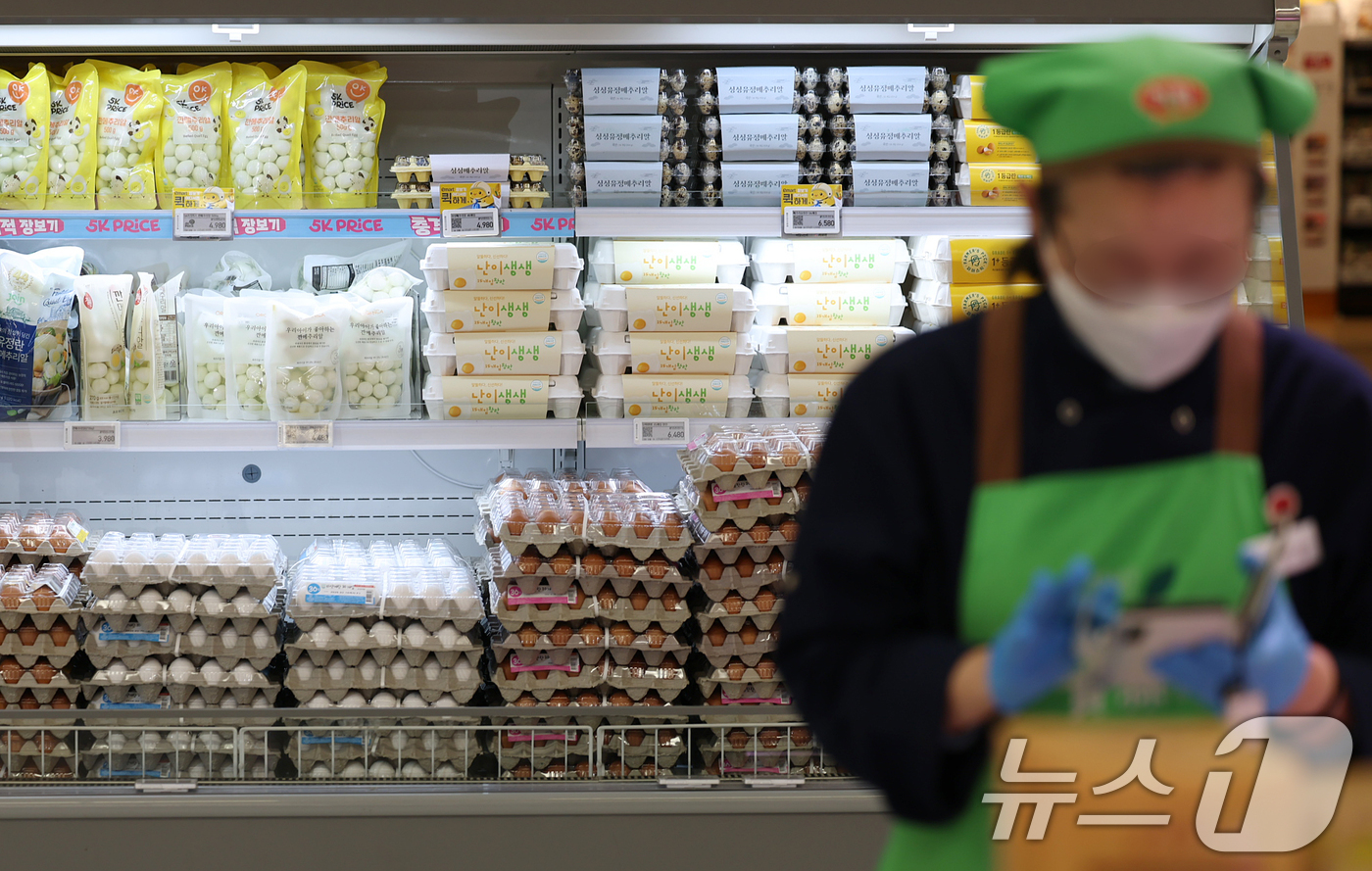 (서울=뉴스1) 오대일 기자 = 고병원성 조류 인플루엔자(AI) 확산으로 계란 수급 불안 우려가 커지는 가운데 6일 서울 시내의 한 대형마트에 계란이 진열돼 있다. 축산 유통 정보 …