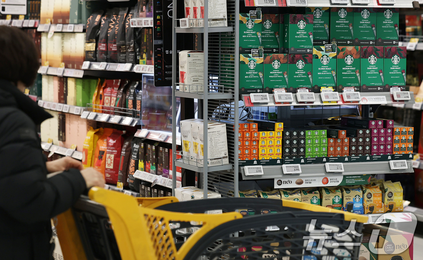 (서울=뉴스1) 오대일 기자 = 고환율과 주요 원두 생산국의 기후 리스크 여파로 지난해 커피 가격이 큰 폭으로 오른 것으로 나타났다. 6일 국가데이터처 국가통계포털(KOSIS)에 …