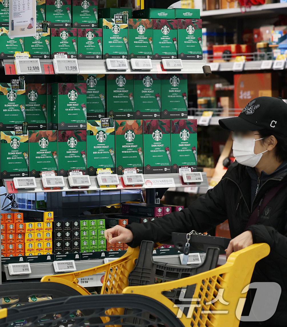 (서울=뉴스1) 오대일 기자 = 고환율과 주요 원두 생산국의 기후 리스크 여파로 지난해 커피 가격이 큰 폭으로 오른 것으로 나타났다. 6일 국가데이터처 국가통계포털(KOSIS)에 …