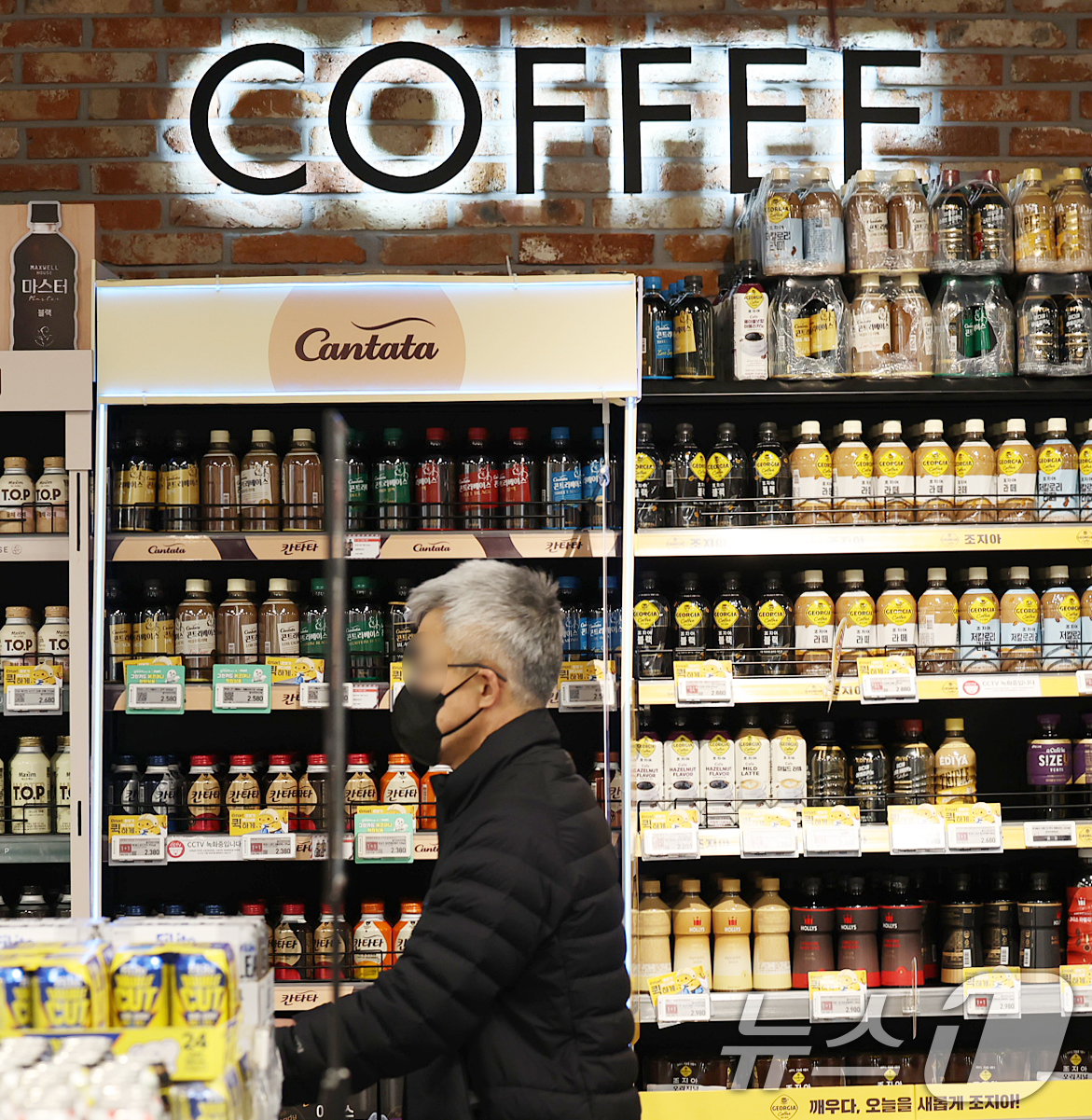 (서울=뉴스1) 오대일 기자 = 고환율과 주요 원두 생산국의 기후 리스크 여파로 지난해 커피 가격이 큰 폭으로 오른 것으로 나타났다. 6일 국가데이터처 국가통계포털(KOSIS)에 …