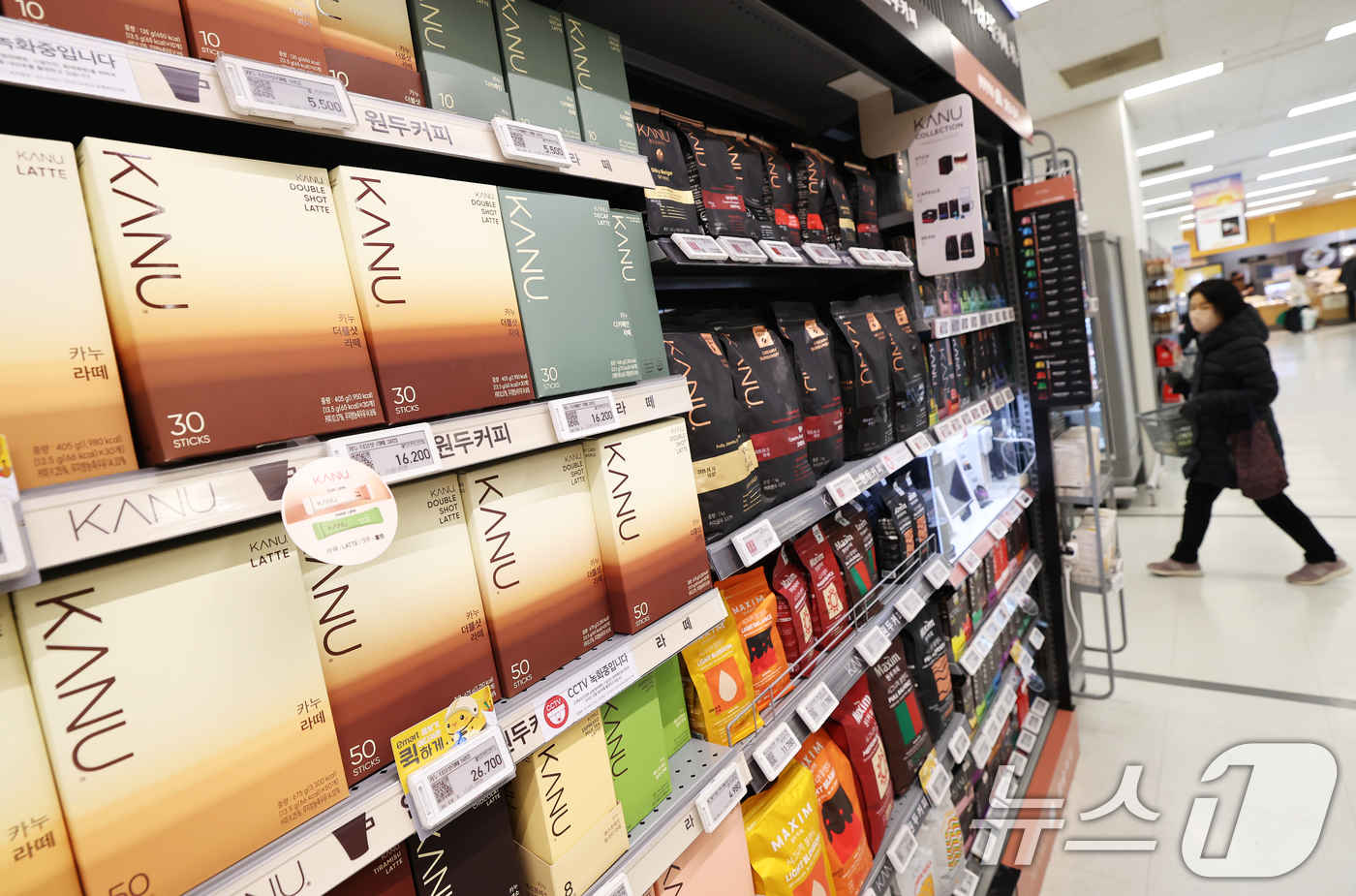 (서울=뉴스1) 오대일 기자 = 고환율과 주요 원두 생산국의 기후 리스크 여파로 지난해 커피 가격이 큰 폭으로 오른 것으로 나타났다. 6일 국가데이터처 국가통계포털(KOSIS)에 …