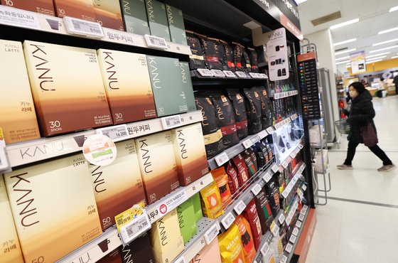 "커피값 또 오르나"…원두값 급등도 벅찬데 '컵 가격 표시제' 부담까지