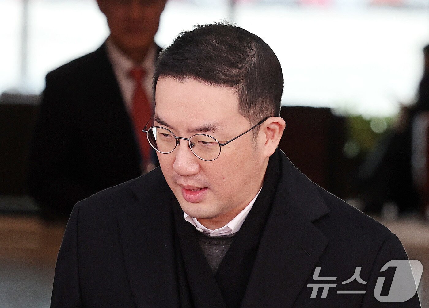 본문 이미지 - 방중 경제사절단 일정을 마친 구광모 LG그룹 회장이 6일 오후 서울 강서구 김포 비즈니스 항공센터(SGBAC)를 통해 귀국하고 있다. 2026.1.6/뉴스1 ⓒ News1 박지혜 기자