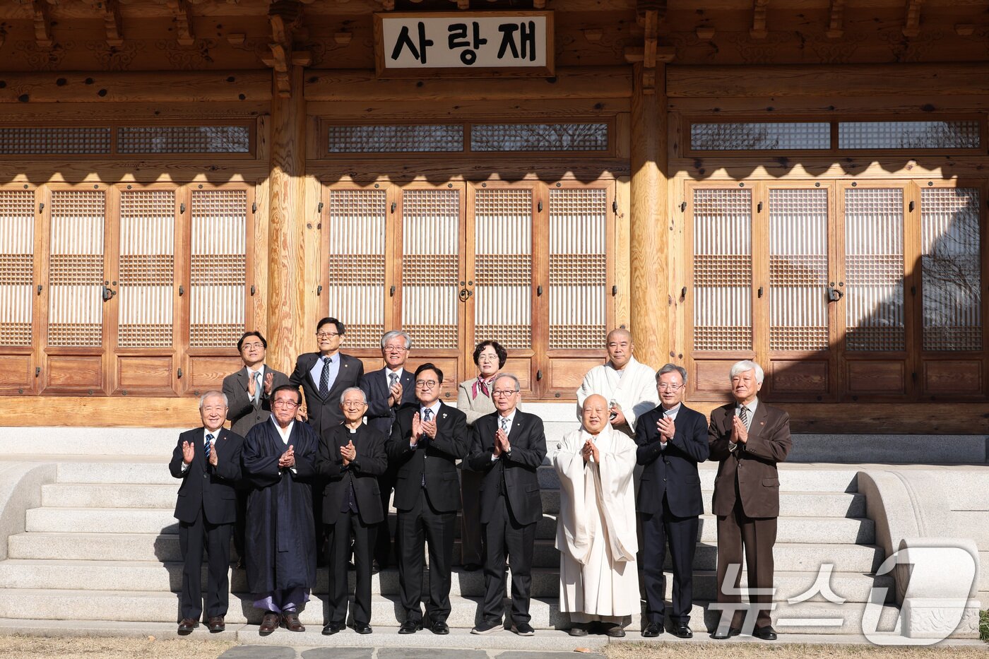 본문 이미지 - 우원식 국회의장이 6일 서울 여의도 국회 사랑재에서 열린 한국종교지도자원로회의 초청 오찬 간담회에서 참석자들과 기념 촬영을 하고 있다. 2026.1.6/뉴스1 ⓒ News1 신웅수 기자