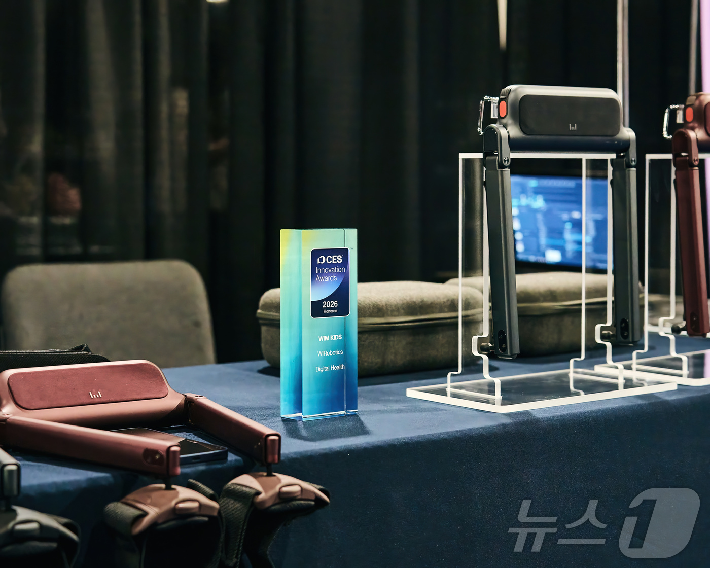 (서울=뉴스1) = 위로보틱스의 웨어러블 보행보조 로봇 ‘윔 S(WIM S)’와 CES 혁신상 트로피가 미국 라스베이거스 만달레이 베이 CES 2026 언베일드 행사장에 전시돼 있 …