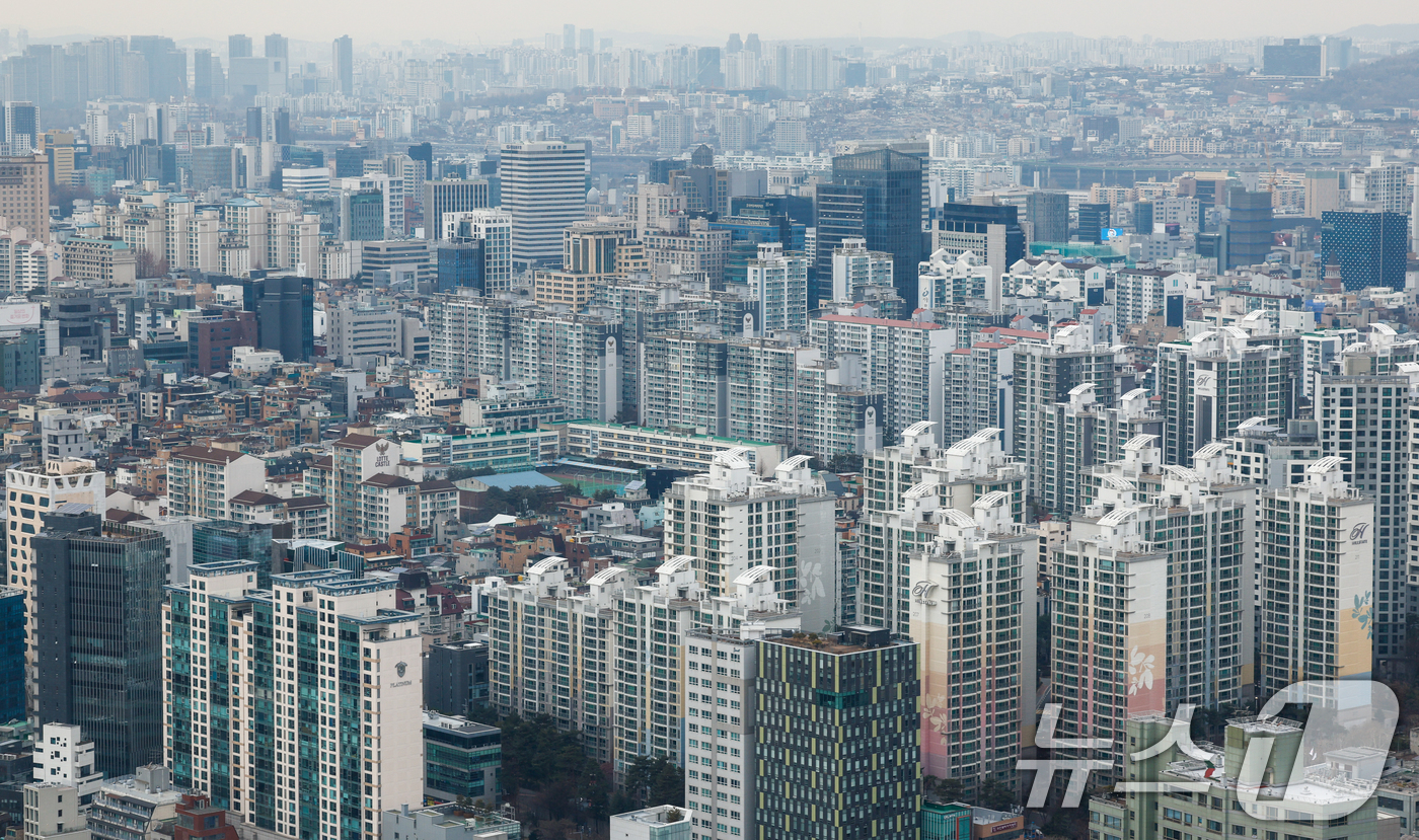 (서울=뉴스1) 안은나 기자 = 지난해말 기준 서울 아파트 매매 시가총액이 1832조 원을 넘어서며 역대 최대치를 기록했다. 사진은 6일 서울 강남구 트레이드타워에서 바라본 도심 …
