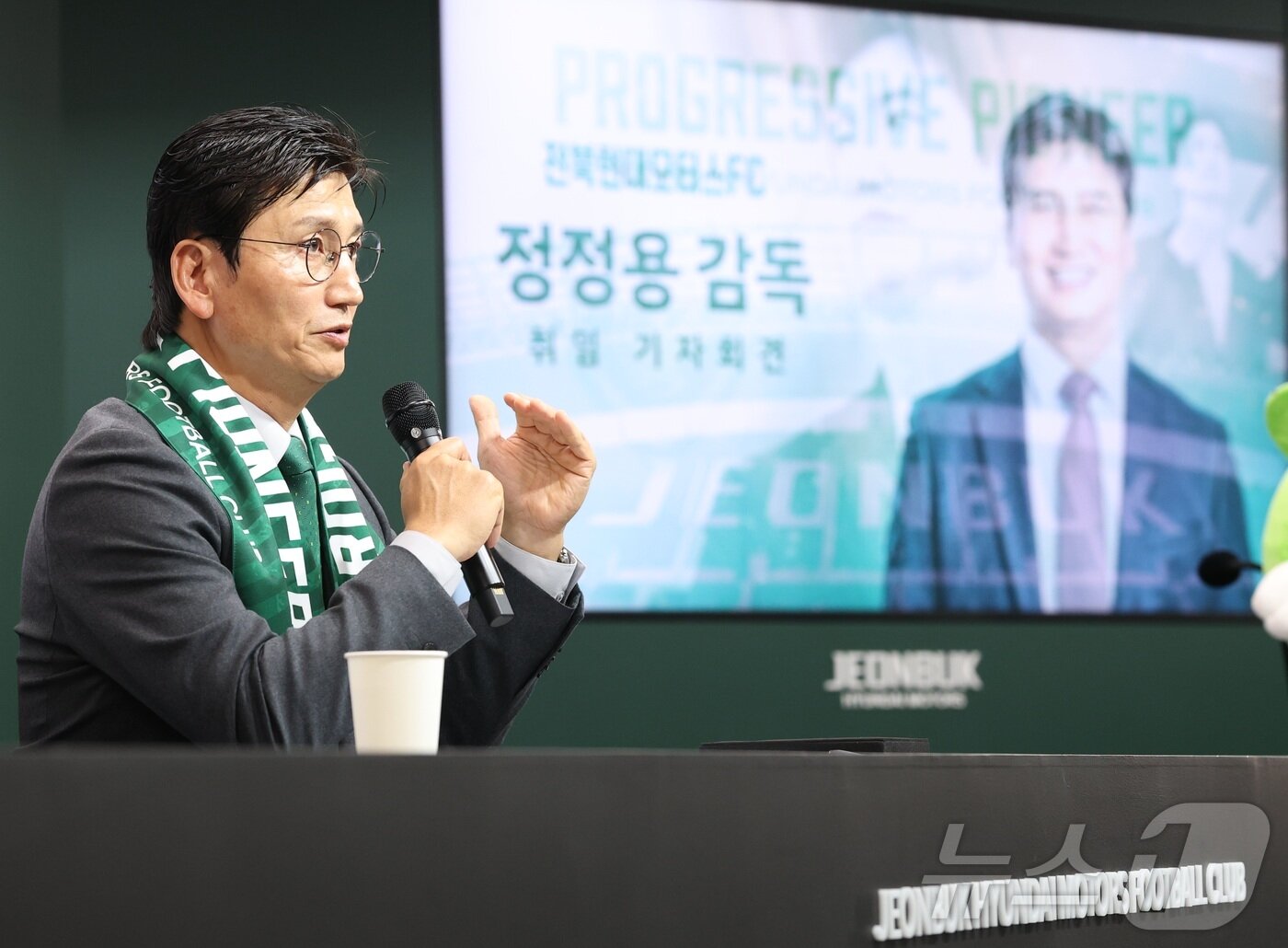 본문 이미지 - 정정용 전북현대모터스 FC 감독이 6일 전북 전주시 전주월드컵경기장에서 열린 취임 기자회견에서 질의에 답변을 하고 있다. 2026.1.6/뉴스1 ⓒ News1 유경석 기자