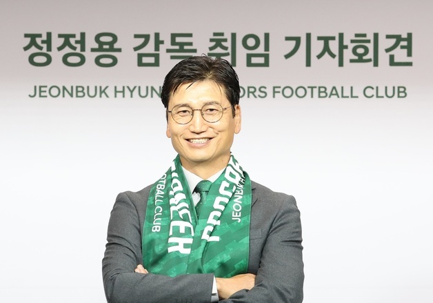 취임 기자회견 앞서 기념촬영하는 정정용 감독