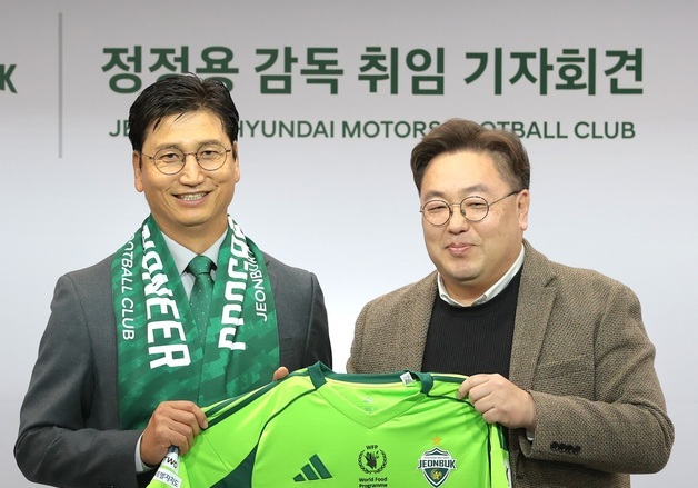 전북현대 유니폼 받는 정정용 감독