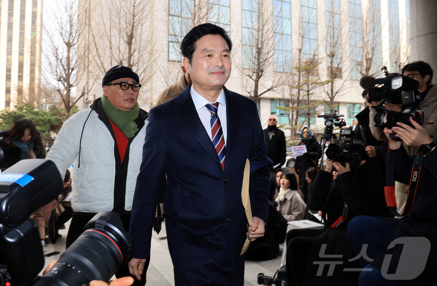 (서울=뉴스1) 김진환 기자 = 김태우 전 강서구청장이 6일 공천 헌금 의혹 등 공직선거법 위반으로 고발된 강선우 의원에 대한 고발인 조사를 받기 위해 서울 마포구 서울경찰청 광역 …