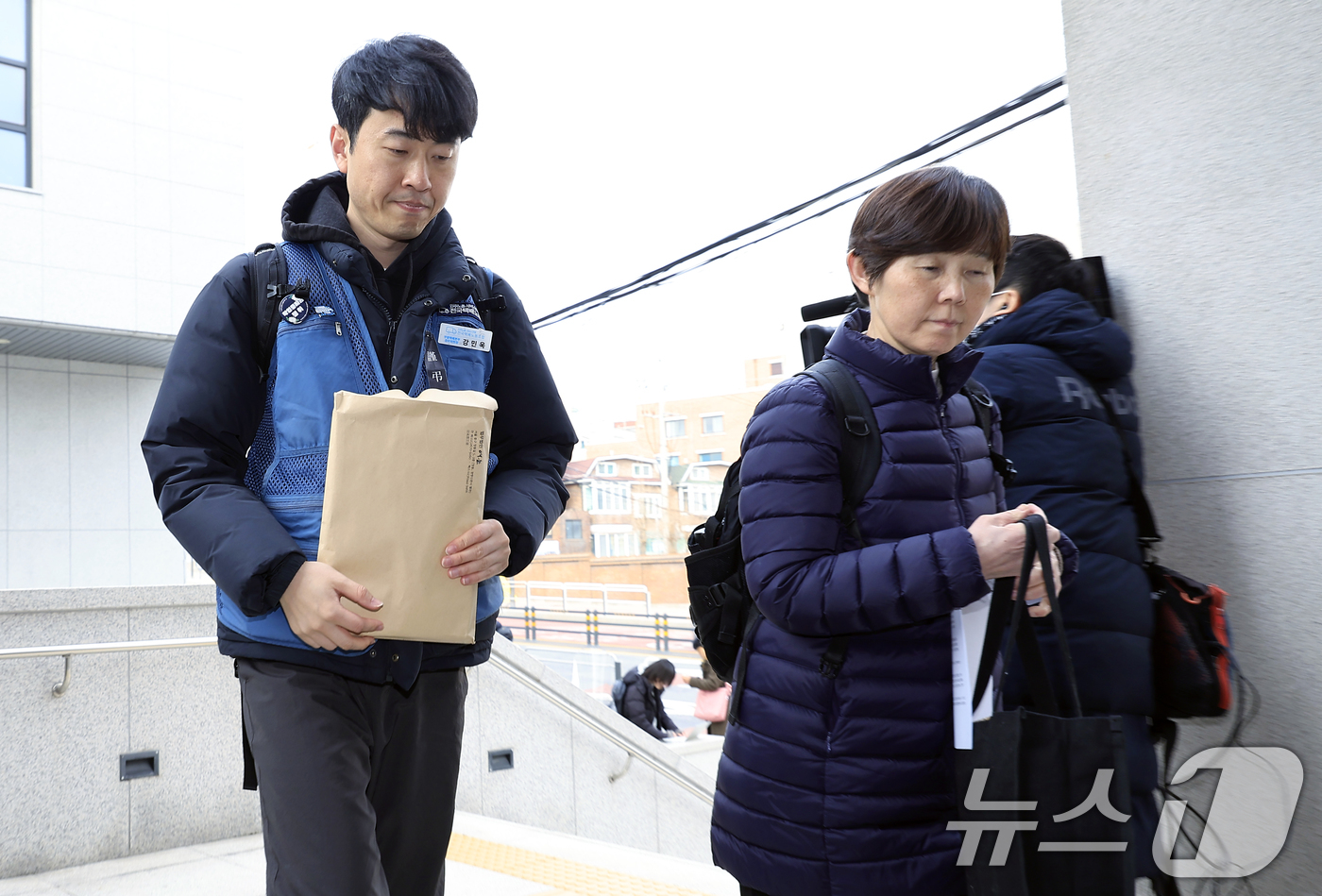 (서울=뉴스1) 박정호 기자 = 강민욱 택배노조 쿠팡본부 준비위원장(왼쪽)이 6일 오후 서울시 마포구 월드컵북로 서울경찰청 형사기동대로 고발인 조사에 출석하고 있다. 오른쪽은 참고 …