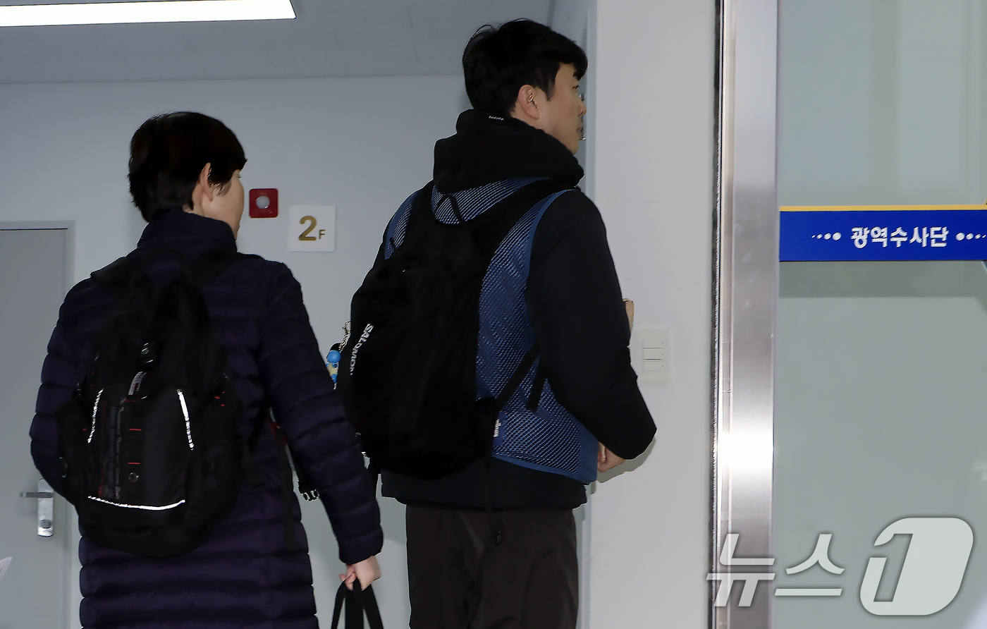 (서울=뉴스1) 박정호 기자 = 강민욱 택배노조 쿠팡본부 준비위원장(오른쪽)이 6일 오후 서울시 마포구 월드컵북로 서울경찰청 형사기동대로 고발인 조사에 출석하고 있다. 왼쪽은 참고 …