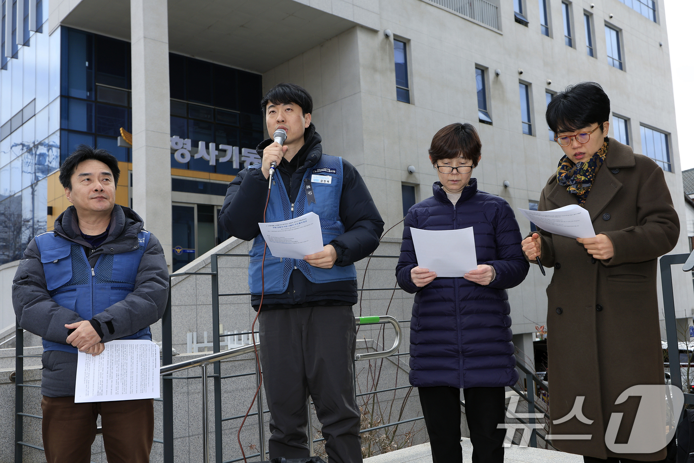 (서울=뉴스1) 박정호 기자 = 강민욱 택배노조 쿠팡본부 준비위원장이 6일 오후 서울시 마포구 월드컵북로 서울경찰청 형사기동대로 쿠팡 김범석 의장 고발인 조사 출석에 앞서 기자회견 …