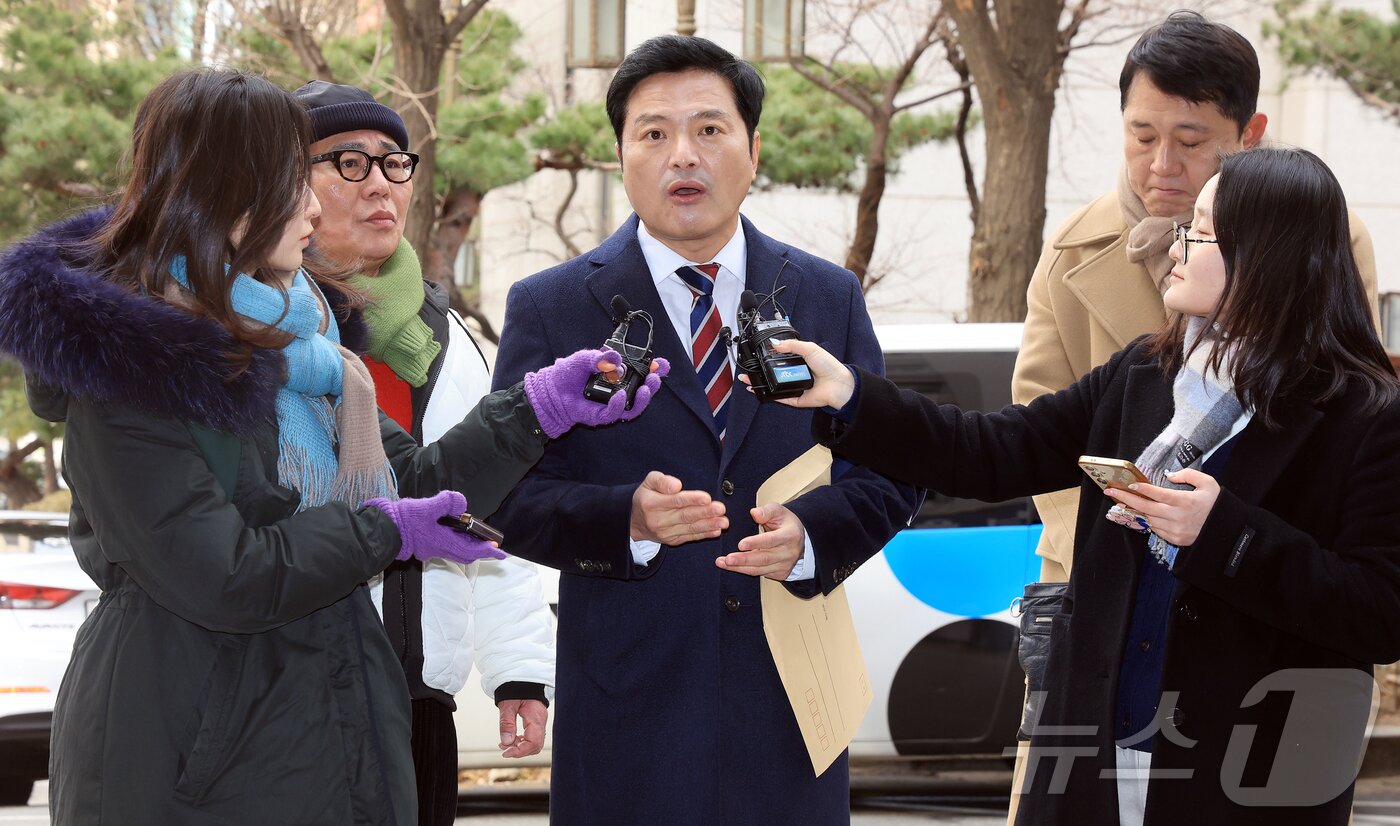 본문 이미지 - 김태우 전 강서구청장이 6일 서울 마포구 서울경찰청 광역수사단에서 공천 헌금 의혹 등 공직선거법 위반으로 고발된 강선우 의원에 대한 고발인 조사에 앞서 입장을 밝히고 있다. 2026.1.6/뉴스1 ⓒ News1 김진환 기자