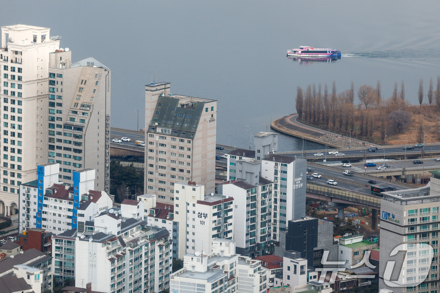 (서울=뉴스1) 안은나 기자 = 한강버스가 6일 서울 광진구 뚝섬 선착장을 향해 운항하고 있다. 2026.1.6/뉴스1