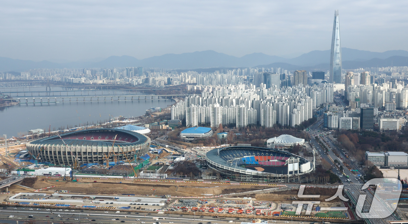 (서울=뉴스1) 안은나 기자 = 6일 서울 강남구 트레이드타워에서 바라본 잠실 주경기장과 야구장.서울시는 2026년 12월 잠실야구장 철거 작업에 들어갈 예정이다. 2027년부터 …