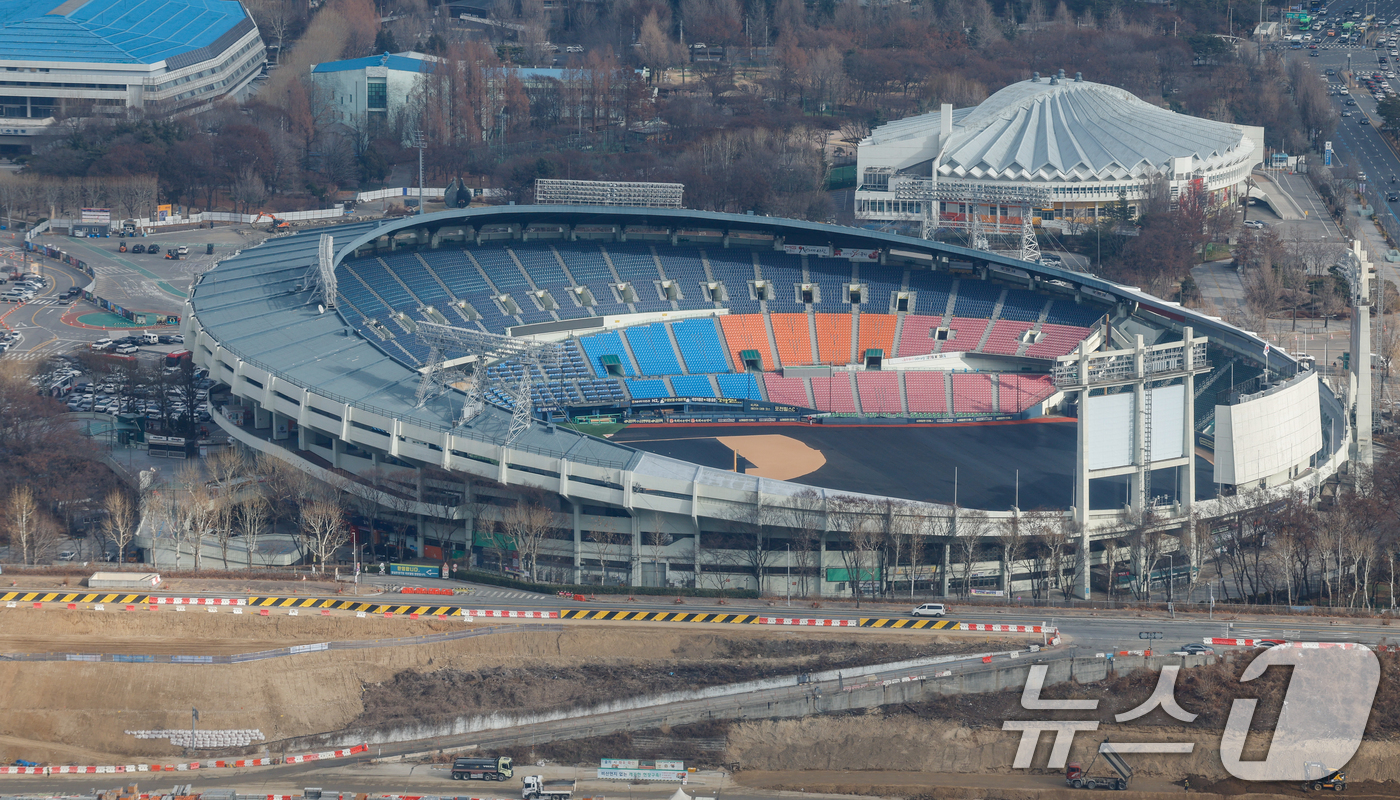(서울=뉴스1) 안은나 기자 = 6일 서울 강남구 트레이드타워에서 바라본 잠실야구장. 서울시는 2026년 12월 잠실야구장 철거 작업에 들어갈 예정이다. 2026.1.6/뉴스1