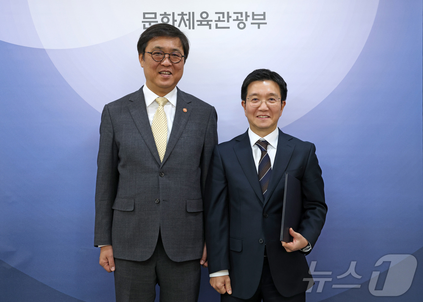 (서울=뉴스1) = 최휘영 문화체육관광부 장관이 6일 정부세종청사 15동 문체부 접견실에서 박성혁 한국관광공사 사장에게 임명장을 수여하고 기념촬영을 하고 있다. (문화체육관광부 제 …