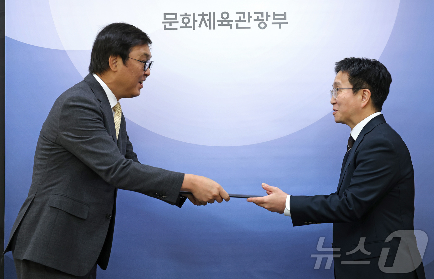 (서울=뉴스1) = 최휘영 문화체육관광부 장관이 6일 정부세종청사 15동 문체부 접견실에서 박성혁 한국관광공사 사장에게 임명장을 수여하고 있다. (문화체육관광부 제공. 재판매 및 …