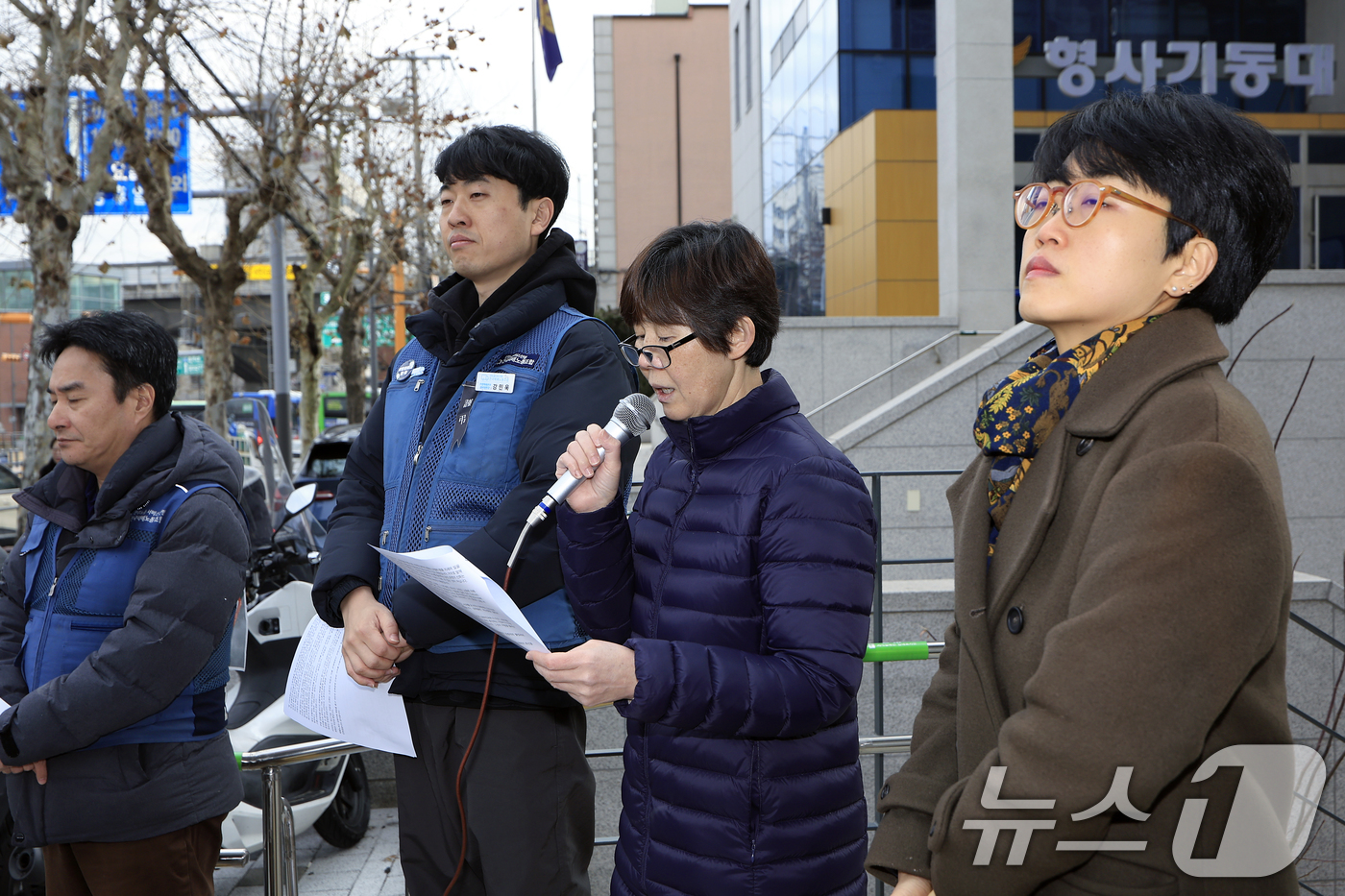 (서울=뉴스1) 박정호 기자 = 2020년 쿠팡 물류센터에서 과로로 숨진 고(故) 장덕준 씨의 모친 박미숙 씨가 6일 오후 서울시 마포구 월드컵북로 서울경찰청 형사기동대로 참고인 …