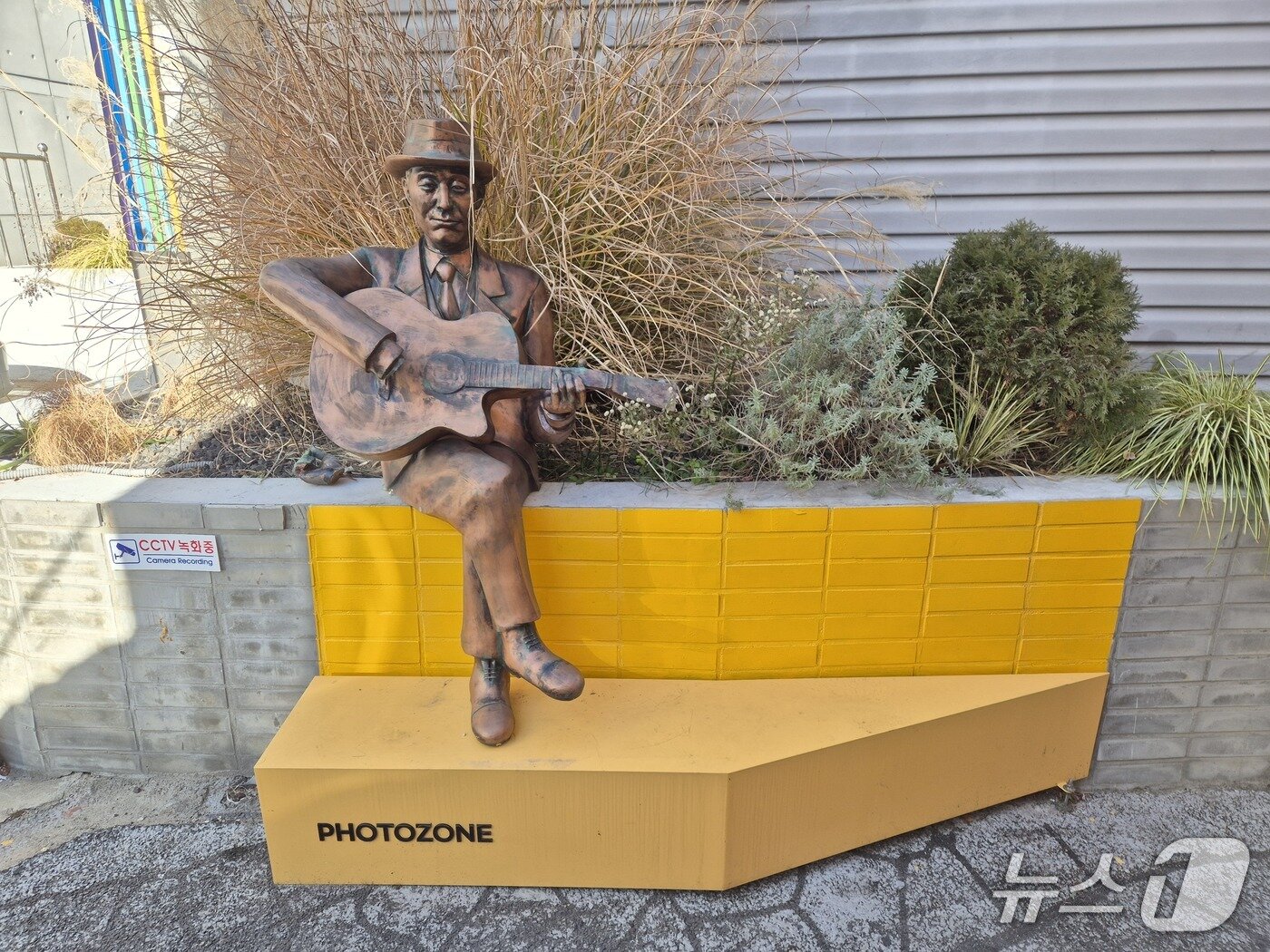 본문 이미지 - 6일 오전 11시 30분께 울산 중구 고복수 길. 고복수 선생 동상의 오른쪽 손이 없다.2026.1.6/뉴스1ⓒ 뉴스1 박정현 기자