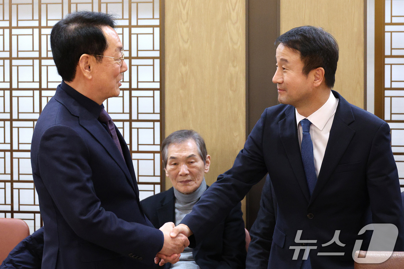 (서울=뉴스1) 신웅수 기자 = 한병도 더불어민주당 의원과 김도읍 국민의힘 의원이 6일 서울 여의도 국회에서 열린 백봉 신사상 시상식에서 인사하고 있다. 2026.1.6/뉴스1