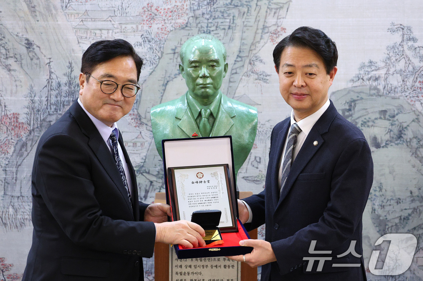 (서울=뉴스1) 신웅수 기자 = 김영호 더불어민주당 의원이 6일 서울 여의도 국회에서 열린 백봉 신사상 시상식에서 우원식 국회의장으로부터 상을 받고 있다. 2026.1.6/뉴스1