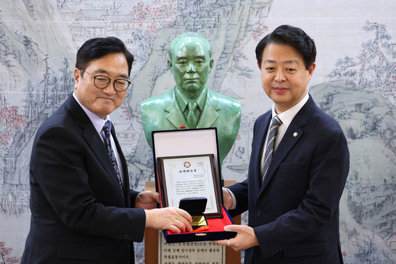 백봉 신사상 수상하는 김영호 의원