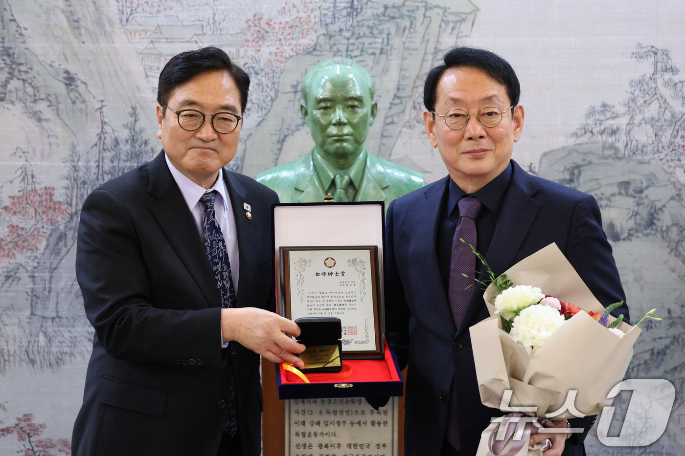 (서울=뉴스1) 신웅수 기자 = 김도읍 국민의힘 의원이 6일 서울 여의도 국회에서 열린 백봉 신사상 시상식에서 우원식 국회의장으로부터 상을 받고 있다. 2026.1.6/뉴스1