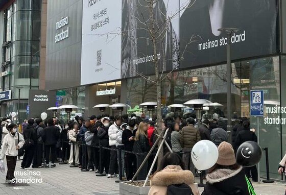 본문 이미지 - 무신사 스탠다드 홍대 플래그십 스토어 앞에서 고객들이 입장을 기다리고 있다.(무신사 제공)