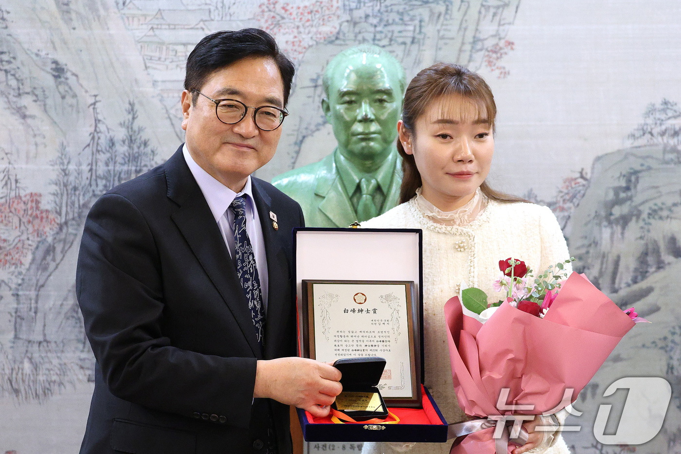 (서울=뉴스1) 신웅수 기자 = 김예지 국민의힘 의원이 6일 서울 여의도 국회에서 열린 백봉 신사상 시상식에서 우원식 국회의장으로부터 상을 받고 있다. 2026.1.6/뉴스1