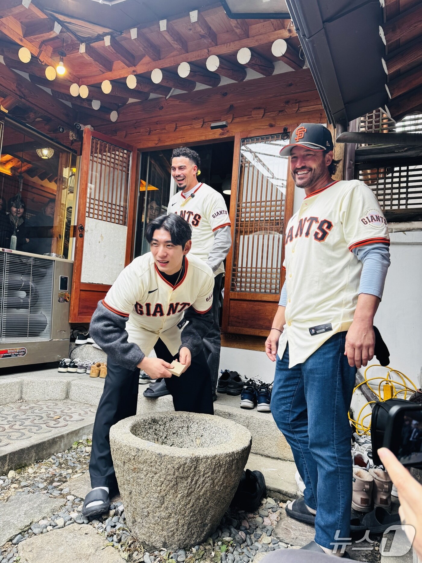 본문 이미지 - 메이저리그 샌프란시스코 이정후와 윌리 아다메스, 비텔로 감독이 6일 서촌의 한 가옥에서 비석 치기를 하고 있다. 2026.1.6/뉴스1 ⓒ News1 서장원기자