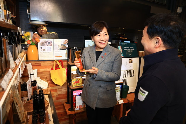 송미령 농식품부 장관 "국산 콩 활로 열 콩기름 시장 확대 노력"