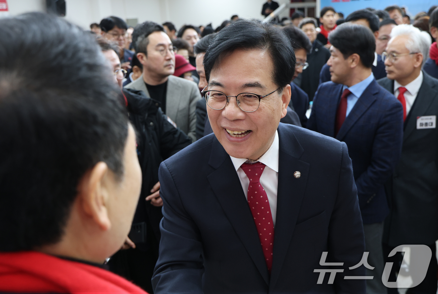 (수원=뉴스1) 김영운 기자 = 송언석 국민의힘 원내대표가 6일 경기 수원시 장안구 국민의힘 경기도당에서 열린 '2026 경기도당 신년 인사회'에 참석해 내빈들과 인사를 하고 있다 …