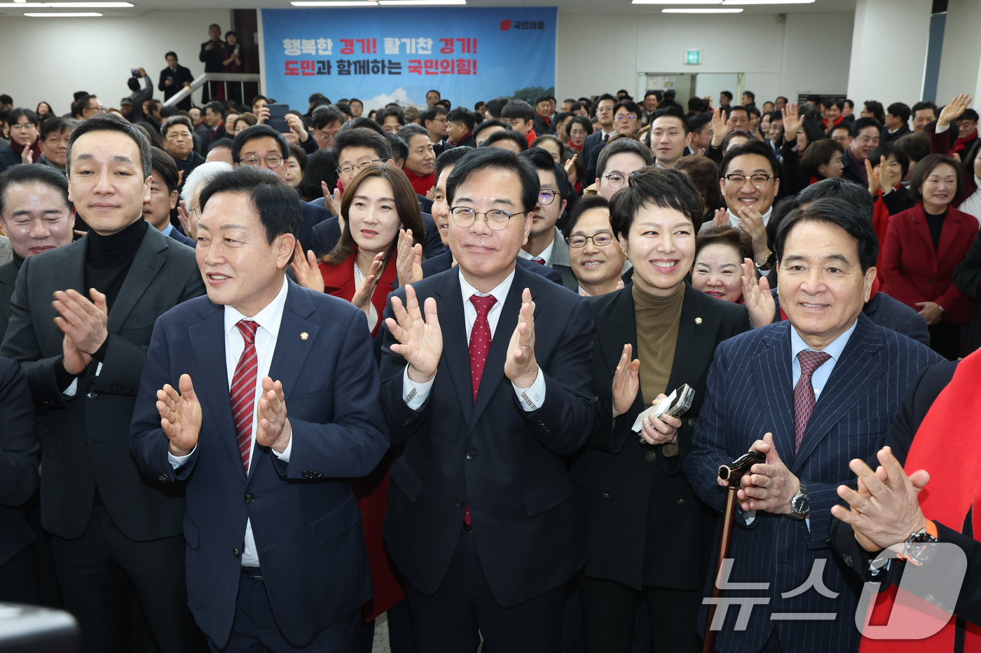 (수원=뉴스1) 김영운 기자 = 송언석 국민의힘 원내대표가 6일 경기 수원시 장안구 국민의힘 경기도당에서 열린 '2026 경기도당 신년 인사회'에 참석해 박수를 치고 있다. 202 …