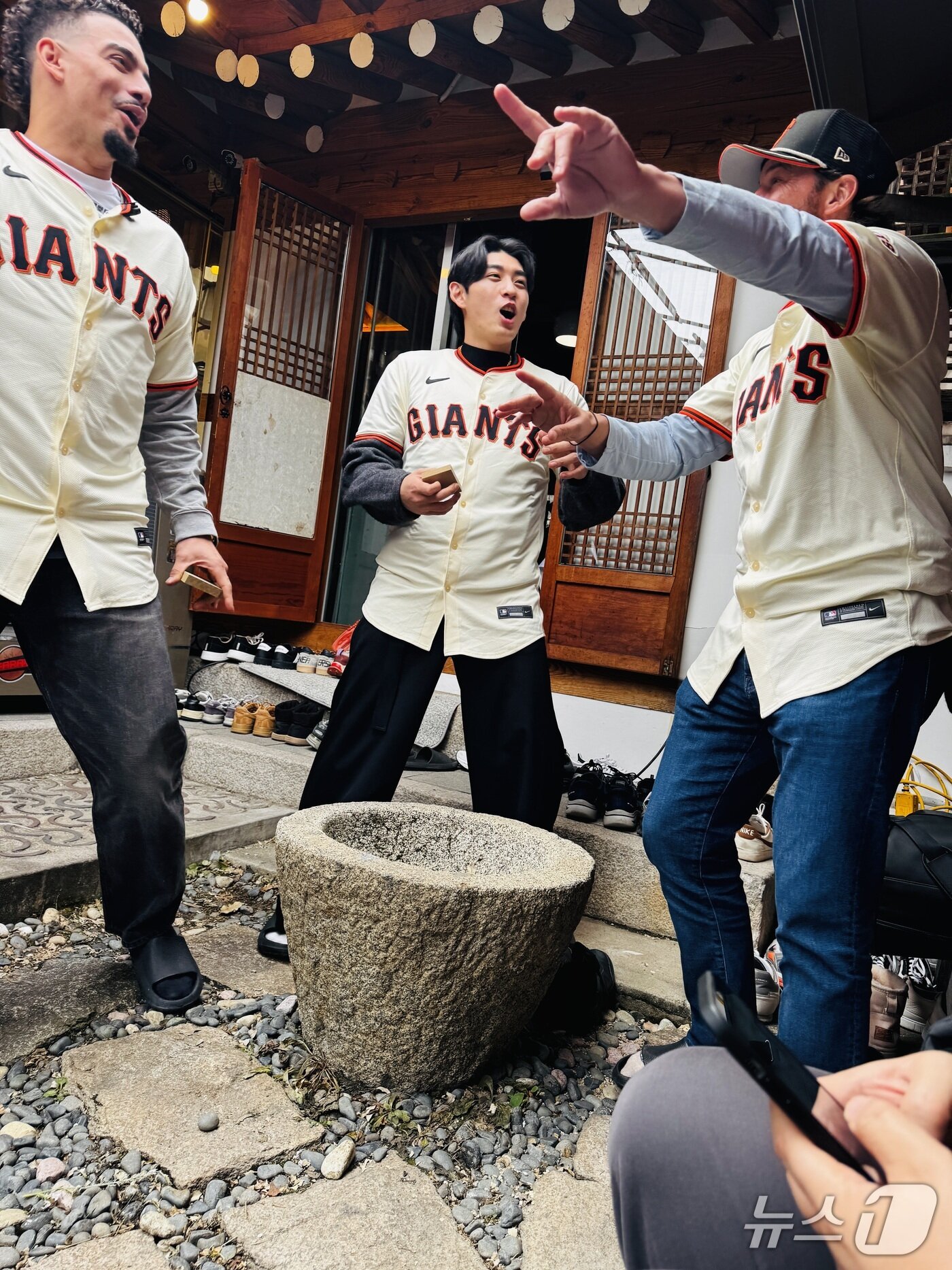 본문 이미지 - 메이저리그 샌프란시스코 이정후와 윌리 아다메스, 비텔로 감독이 6일 서촌의 한 가옥에서 비석 치기를 하고 있다. 2026.1.6/뉴스1 ⓒ News1 서장원기자 