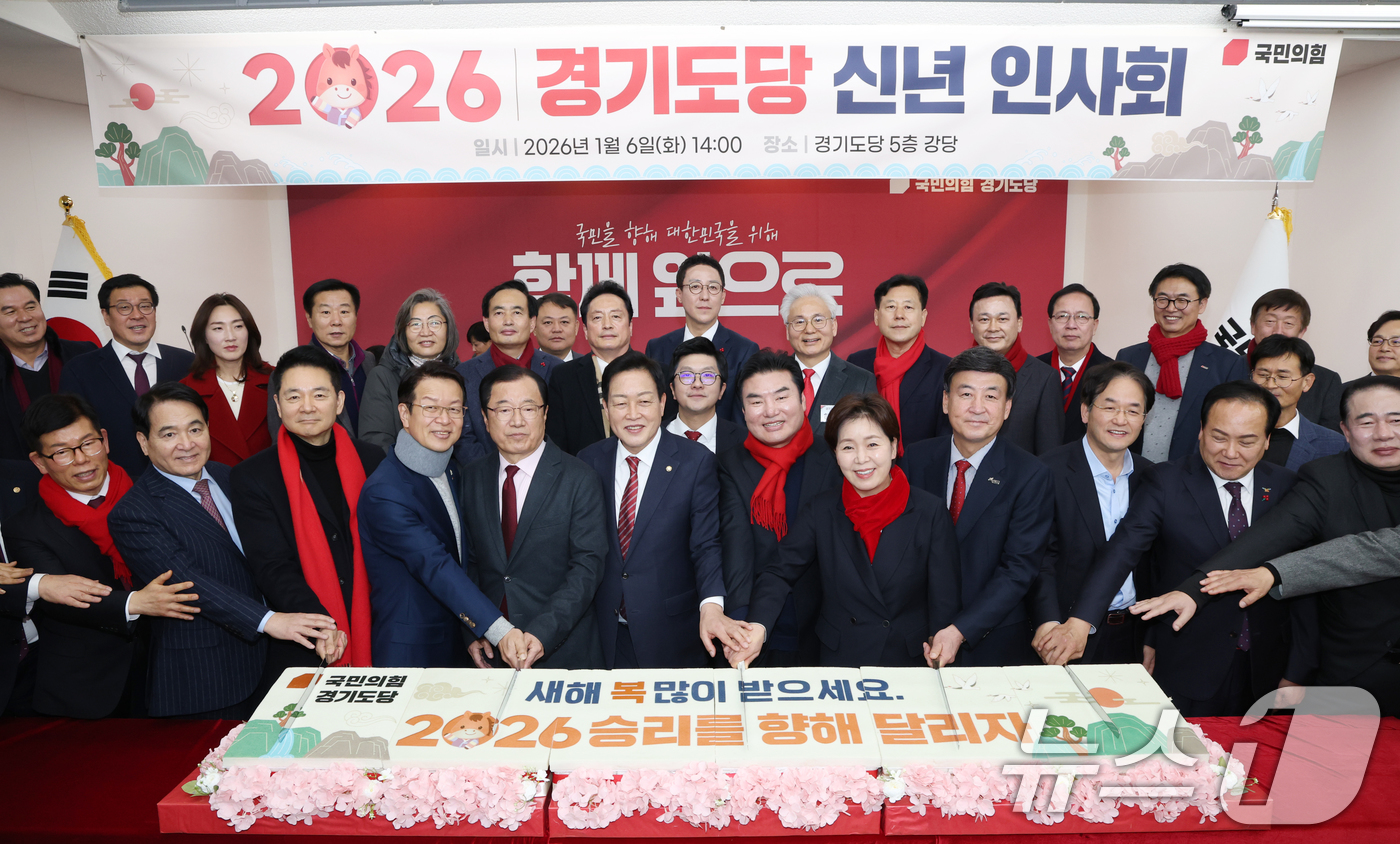 (수원=뉴스1) 김영운 기자 = 김선교 국민의힘 경기도당 위원장과 내빈들이 6일 경기 수원시 장안구 국민의힘 경기도당에서 열린 '2026 경기도당 신년 인사회'에서 기념촬영을 하고 …
