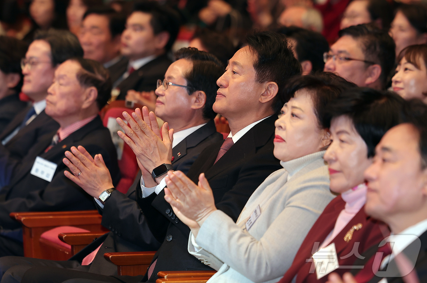 (서울=뉴스1) 김성진 기자 = 오세훈 서울시장이 6일 서울 영등포구 영등포 아트홀에서 열린 2026 영등포구 신년인사회에서 박수치고 있다. 2026.1.6/뉴스1