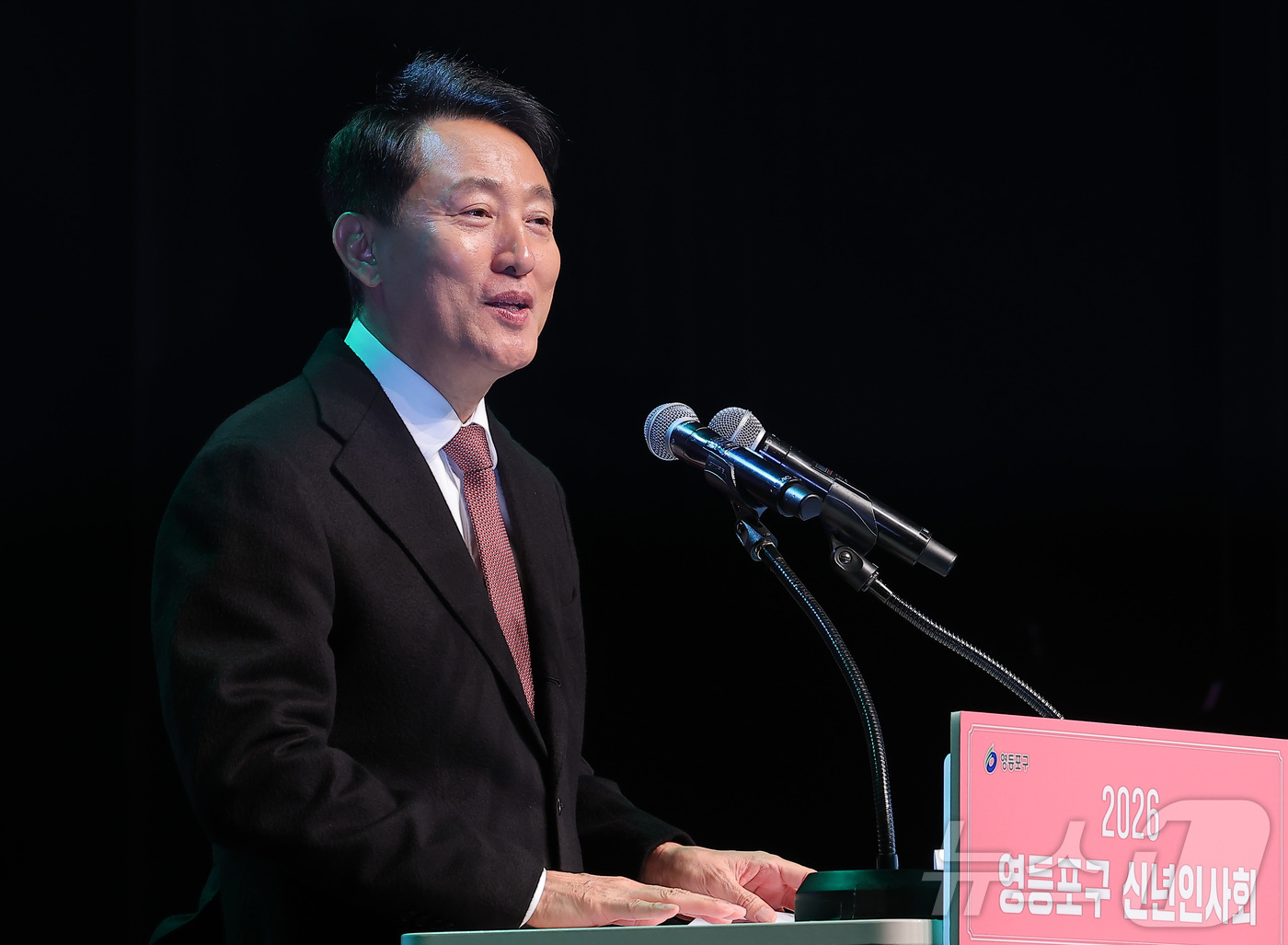 (서울=뉴스1) 김성진 기자 = 오세훈 서울시장이 6일 서울 영등포구 영등포 아트홀에서 열린 2026 영등포구 신년인사회에서 새해 인사를 하고 있다. 2026.1.6/뉴스1