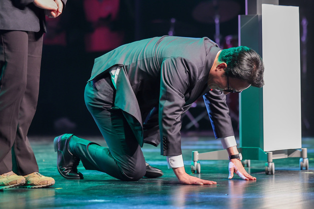 큰절 올리는 김민석 총리