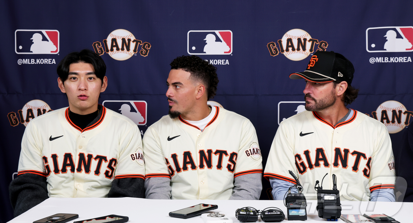 (서울=뉴스1) 김민지 기자 = 미국 프로야구 메이저리그(MLB) 샌프란시스코 자이언츠 이정후가 6일 오전 서울 종로구 클래식 디토에서 기자회견을 하고 있다.왼쪽부터 이정후, 윌리 …