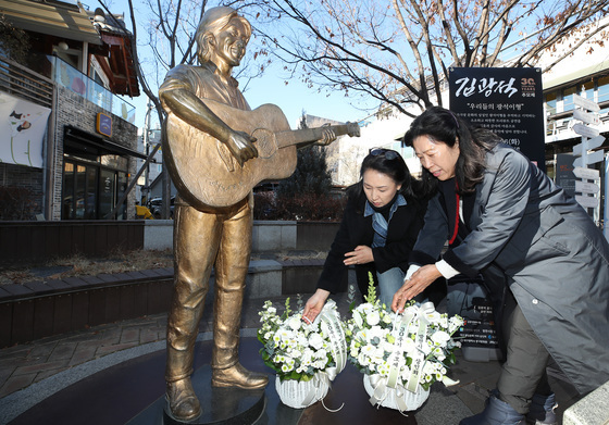 '김광석 30주기' 꽃다발 내려놓는 시민들