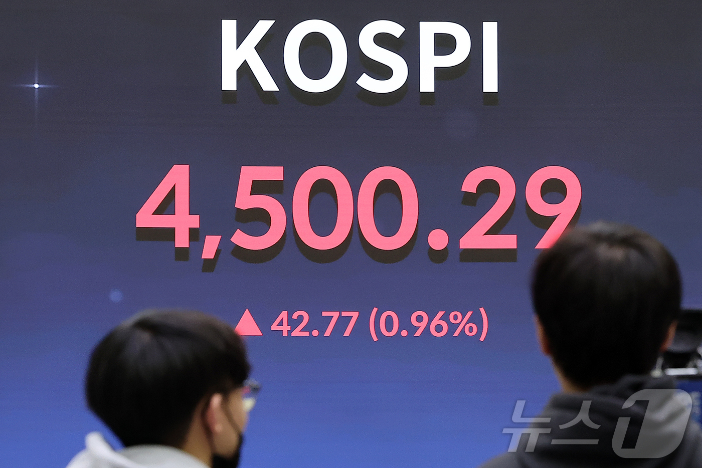 (서울=뉴스1) 김진환 기자 = 코스피가 사상 처음으로 장중 4500선을 돌파한 6일 오후 서울 영등포구 여의도 한국거래소 현황판에 코스피 시황이 표시되고 있다. 2026.1.6/ …