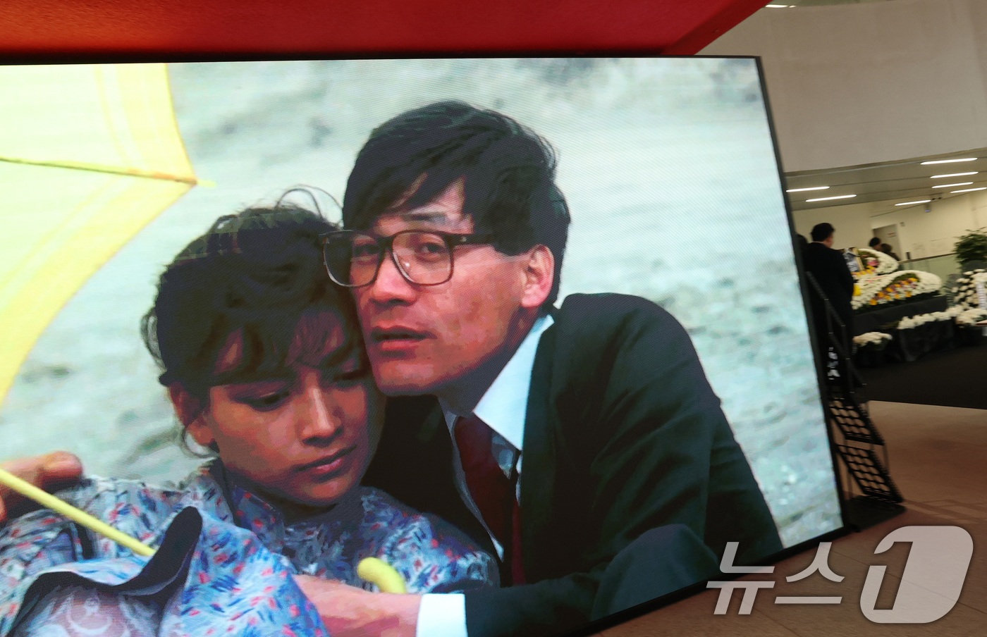 (서울=뉴스1) 오대일 기자 = 6일 오후 서울 중구 서울영화센터에 마련된 '국민배우' 고 안성기 시민 추모공간에 고인의 추모 영상이 상영되고 있다. 충무로 서울영화센터는 오는 8 …